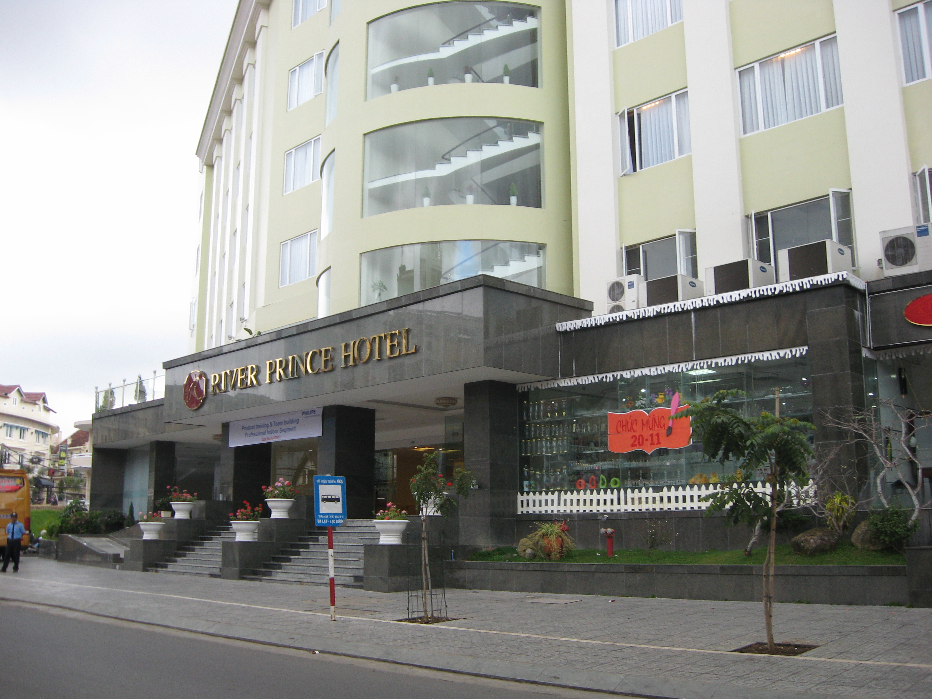 Khách sạn nằm trên đường Phan Đình Phùng