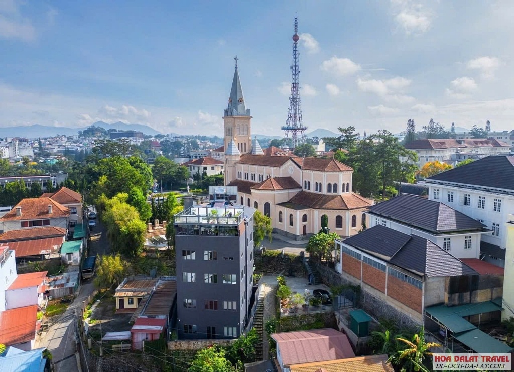 View thành phố, nhà thờ Con Gà từ D View Hotel Đà Lạt