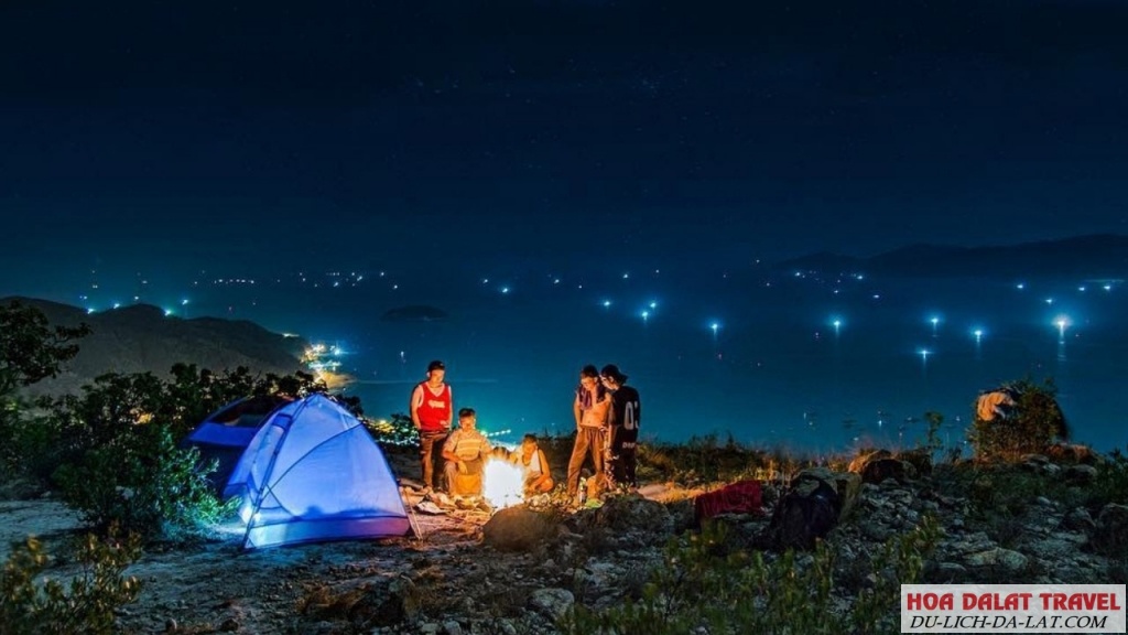 Cắm trại về đêm ở đồi Thiên Phúc Đức