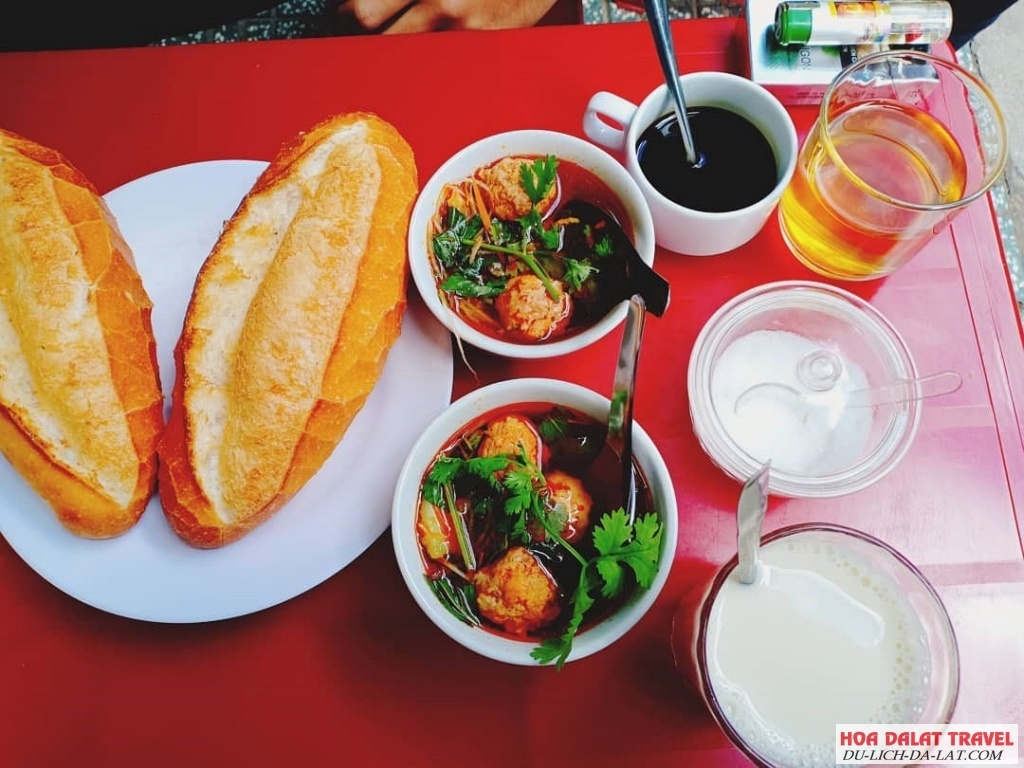Bánh mì xíu mại - món ăn sáng ngon ở Đà Lạt