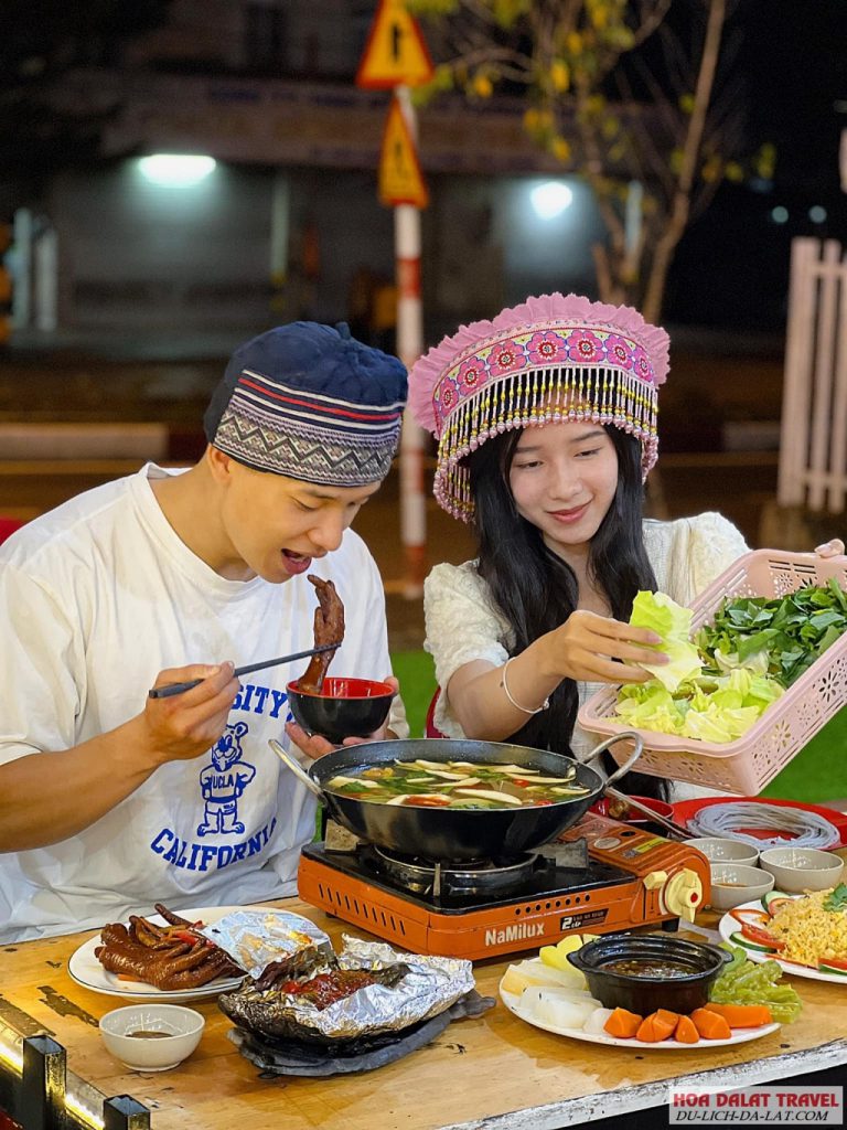 Thực khách thưởng thức lẩu rau và các món ăn độc đáo tại H’Mông Quán