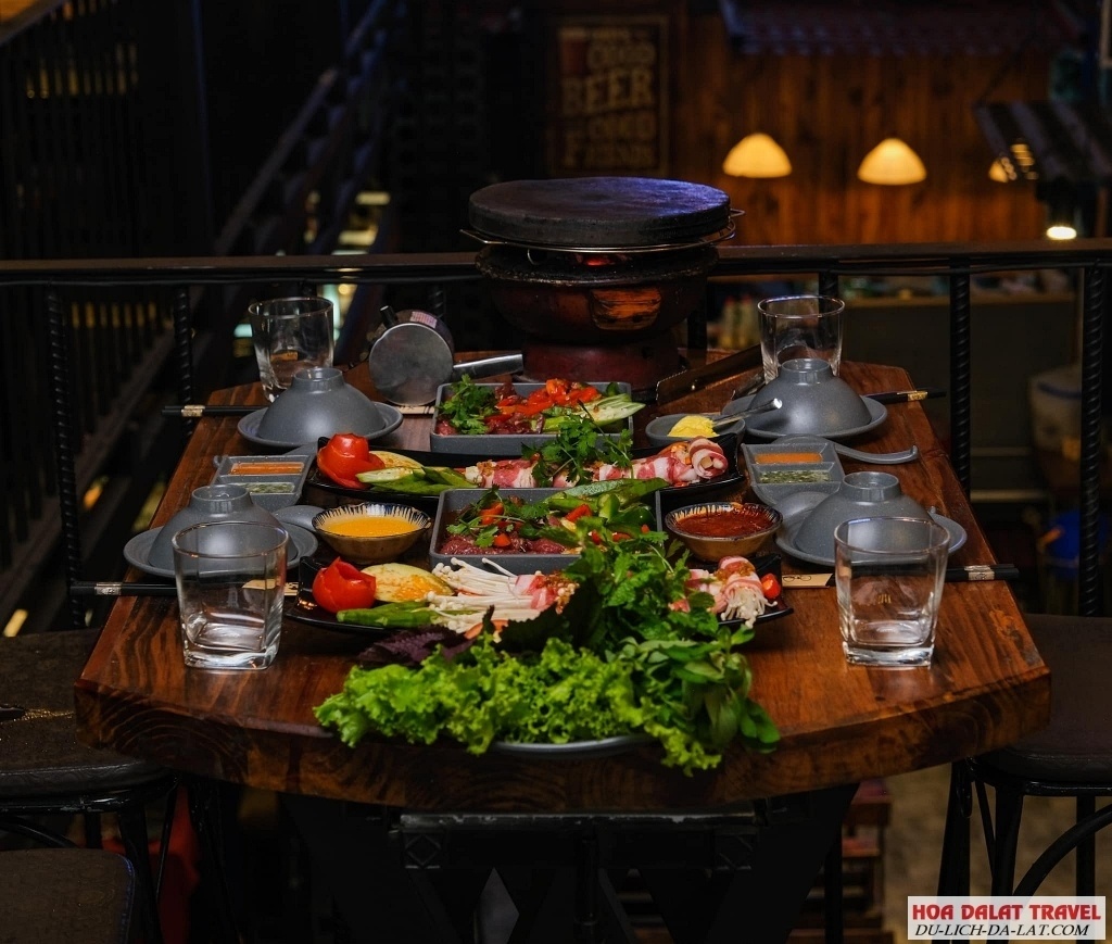 Xích Lô Quán phục vụ nhiều món ăn đa dạng từ lẩu nướng, hải sản