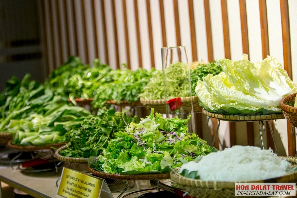 Quầy rau ở TTC World với nhiều loại rau Đà Lạt tươi ngon, được sắp xếp gọn gàng và bắt mắt