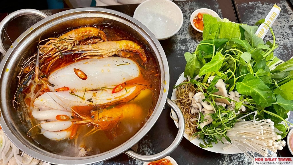 Món lẩu Thái Khap Bun Kha với nước dùng chua cay, ăn kèm với các loại hải và rau