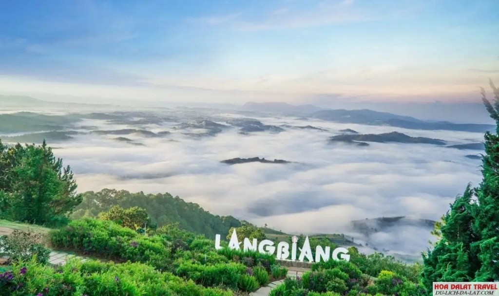 Núi Langbiang hoang sơ, view ngắm biển mây cực chất