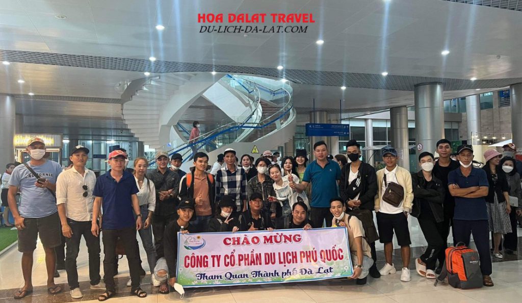Du khách đi tour Đà Lạt 2 ngày 1 đêm do Hoa Dalat Travel tổ chức