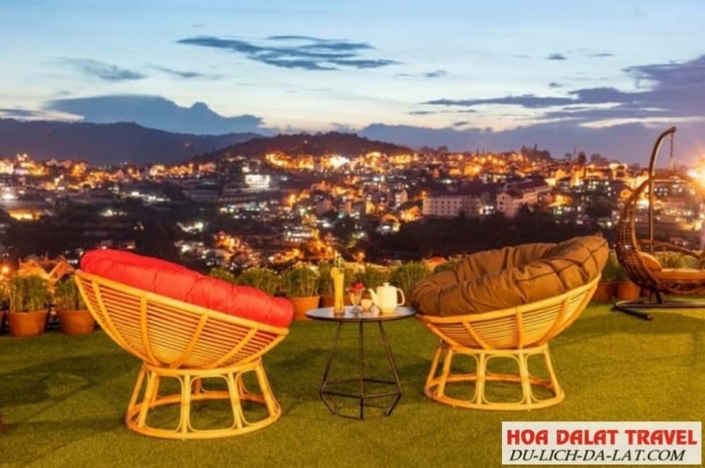 Dalat Golf Cafe cung cấp một view 360 độ toàn cảnh thành phố 