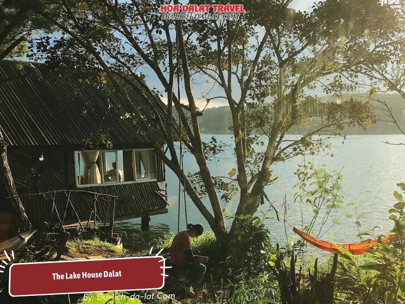 The Lake House Dalat nằm ngay bên cạnh hồ Tuyền Lâm