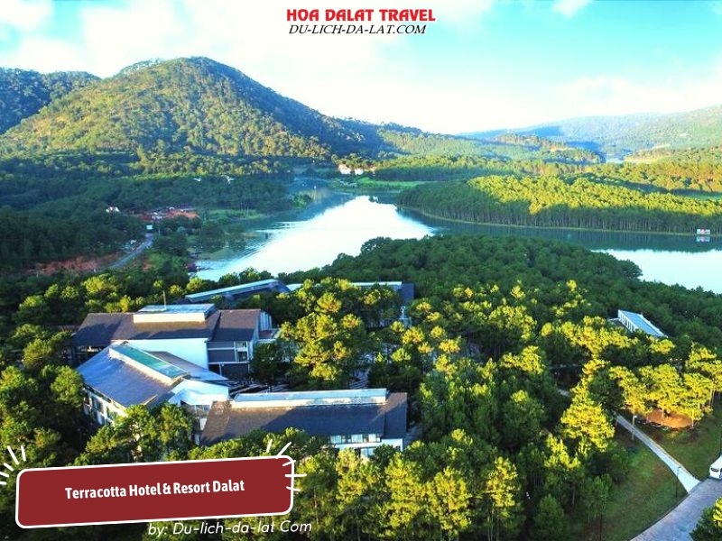 Terracotta Hotel & Resort Dalat bao quanh bởi rừng thông hồ Tuyền Lâm
