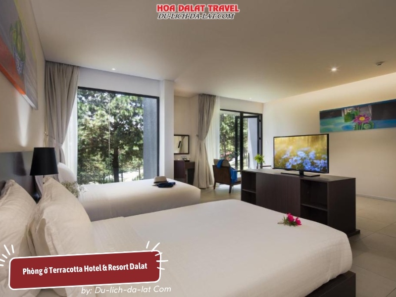 Phòng Terracotta Hotel & Resort Dalat tiện nghi, có ban công view hồ