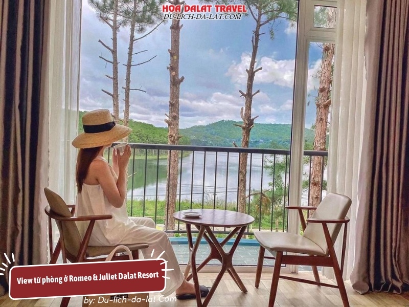 Phòng nghỉ Romeo & Juliet Dalat Resort có ban công riêng view hồ cực chill