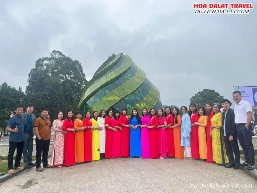 Chụp hình tại Quảng trường Lâm Viên khi đi tour city Đà Lạt 1 ngày