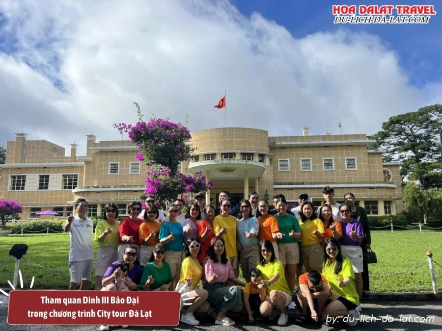 Du khách tham quan Dinh III Bảo Đại khi đi tour nội thành Đà Lạt