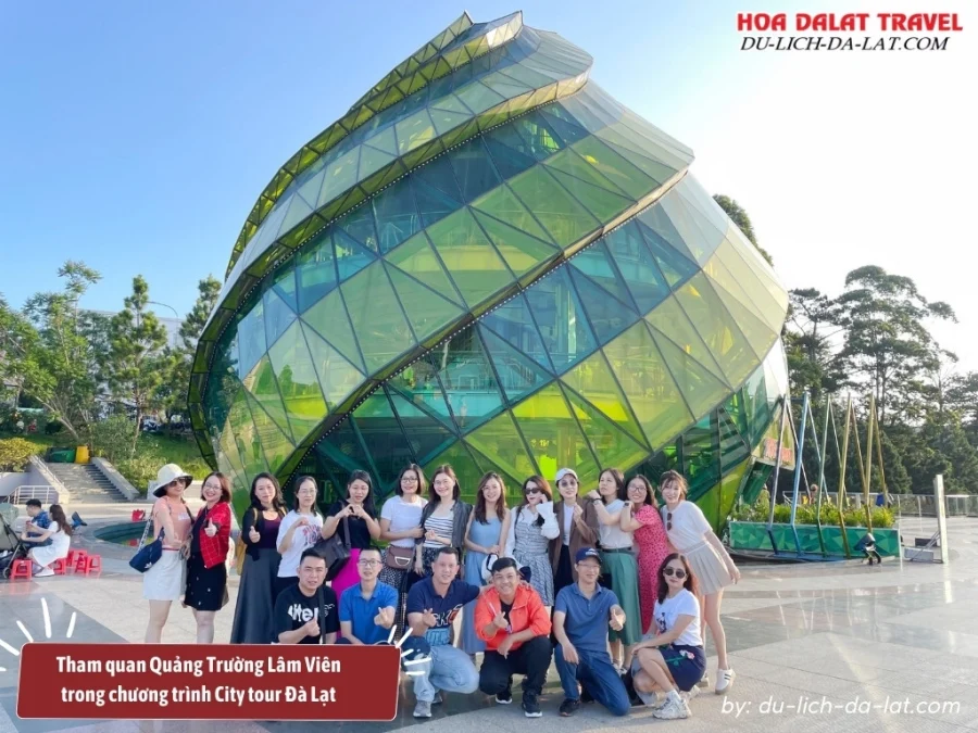 Tham quan Quảng Trường Lâm Viên khi đi tour nội thành Đà Lạt