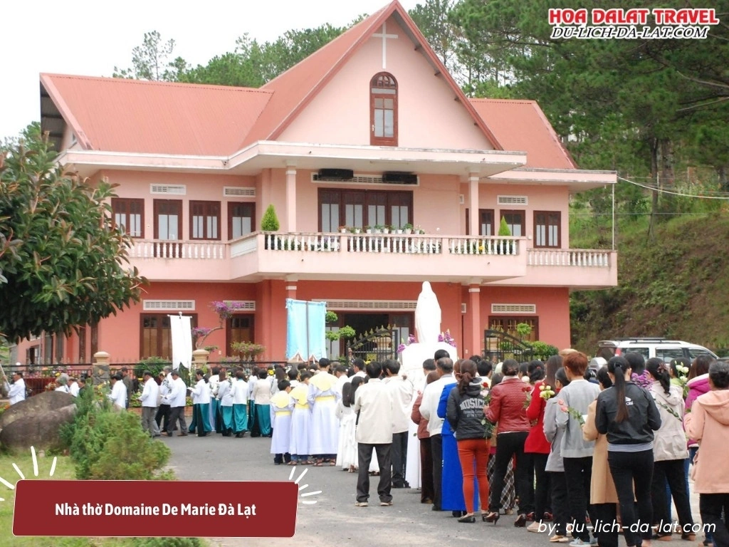 Tham dự thánh lễ ở nhà thờ Domaine De Marie 