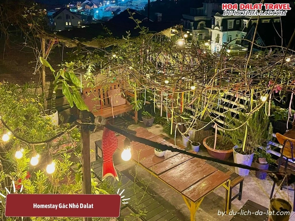 Sân thượng Homestay Gác Nhỏ Dalat với không gian BBQ thoáng đãng