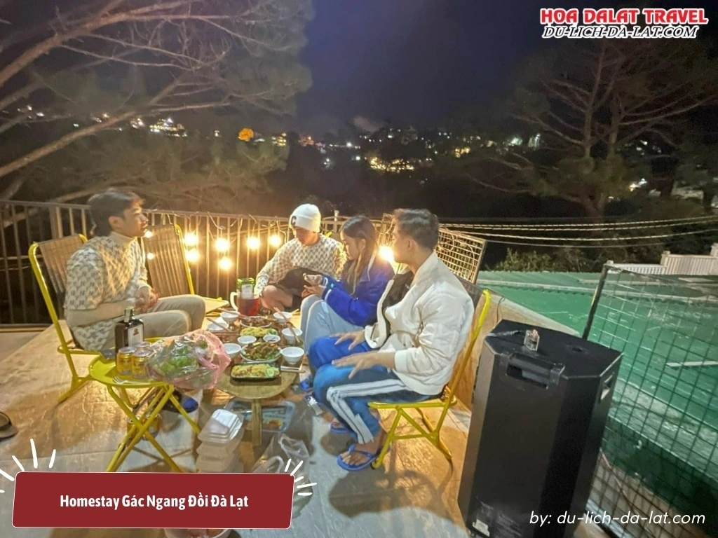 Tổ chức BBQ trên sân thượng của homestay Gác Ngang Đồi 