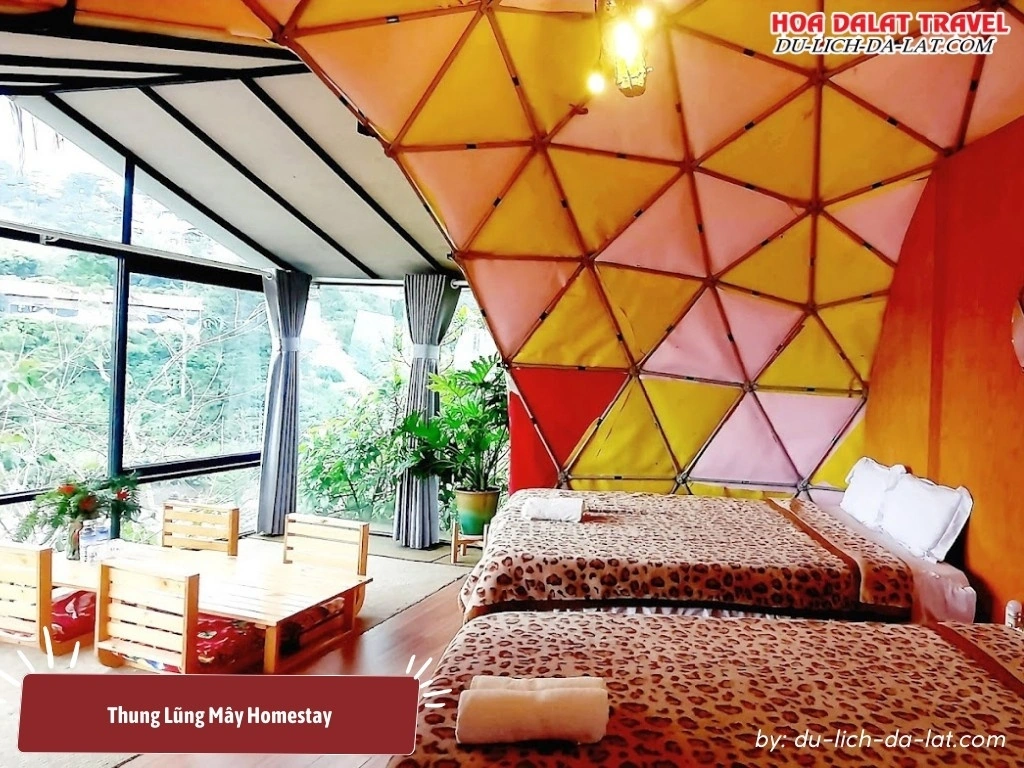 Phòng gỗ Thung Lũng Mây Homestay ấm cúng với ban công thoáng đãng