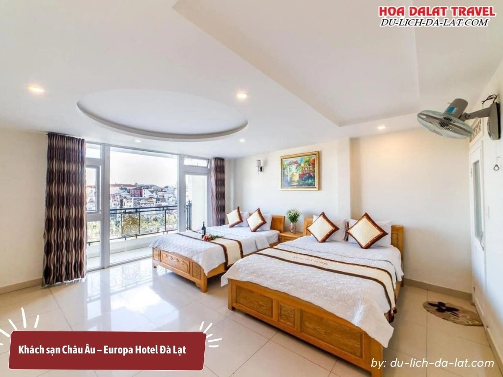 Phòng nghỉ Khách sạn Châu Âu – Europa Hotel Đà Lạt thoáng đãng, cửa sổ lớn có view khá chill cùng 2 giường đôi rộng rãi