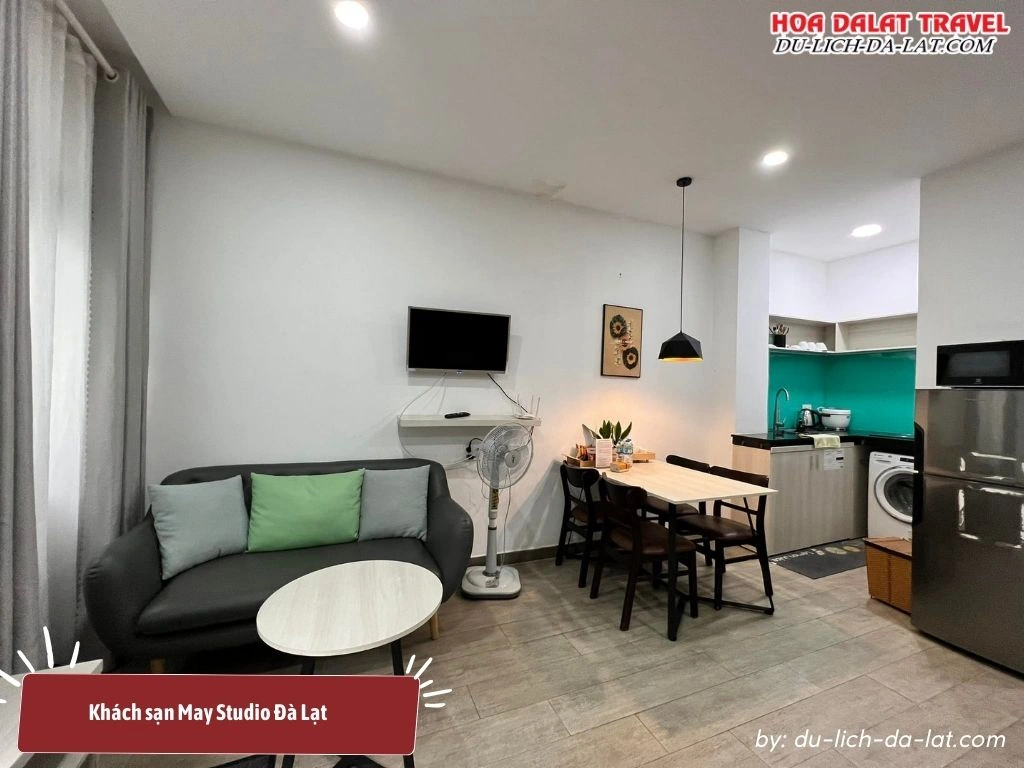 Tiện nghi phòng May Studio Đà Lạt như tivi, ghế sofa, bàn ăn, bếp, máy giặt...