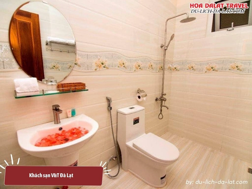 Phòng WC sạch sẽ ở khách sạn V&T Đà Lạt