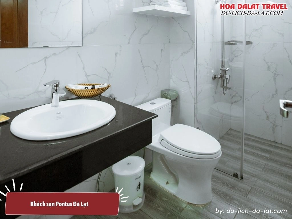 Phòng WC sạch sẽ, thoải mái ở khách sạn Pontus Đà Lạt