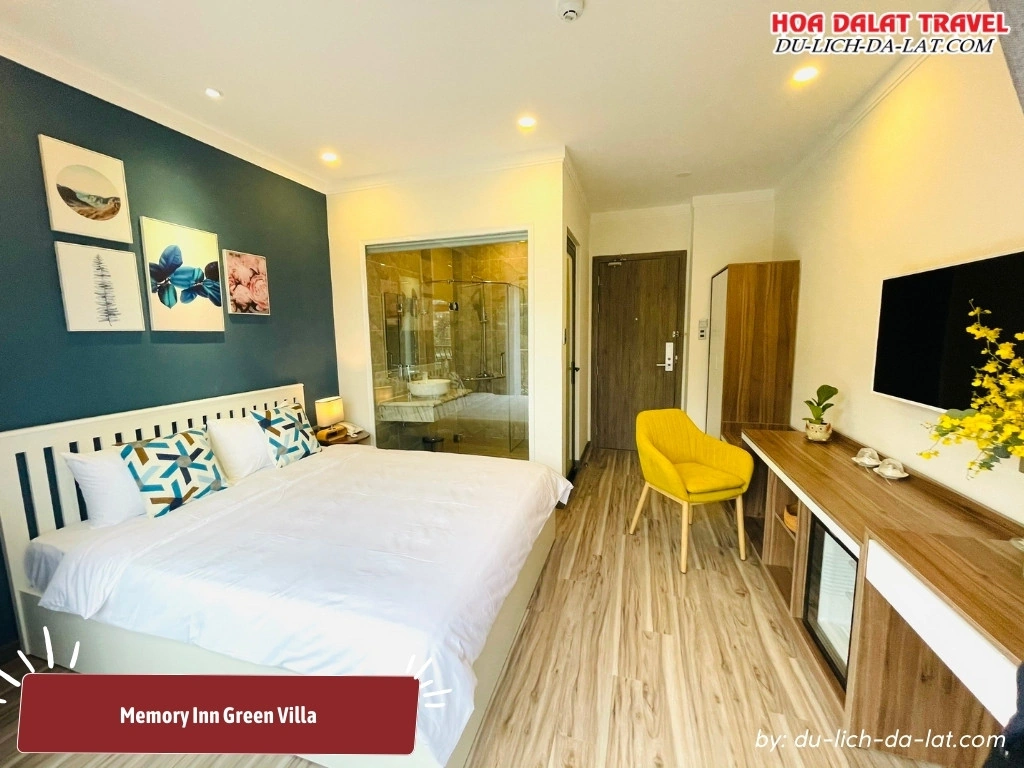 Phòng nghỉ Memory Inn Green Villa Đà Lạt hiện đại với giường đôi, bàn làm việc và tranh treo tường nghệ thuật