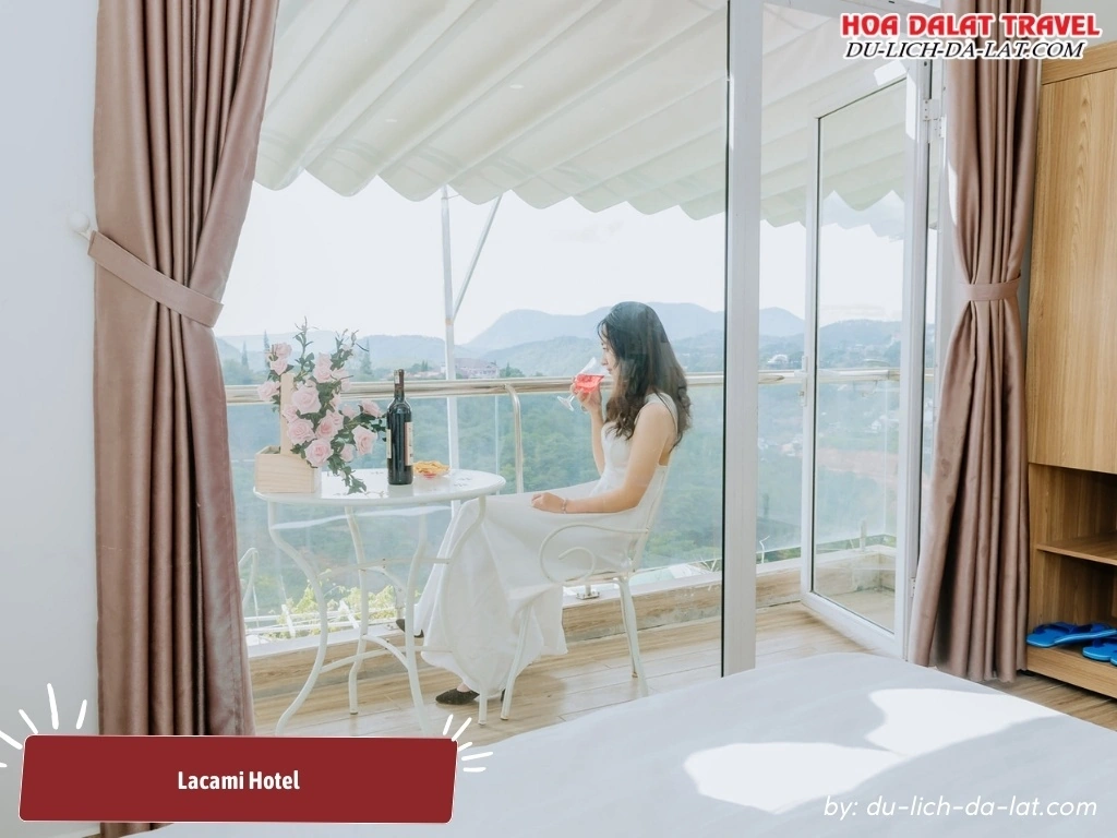 Ngắm view thung lũng và toàn cảnh rừng thông từ ban công của Lacami Hotel 