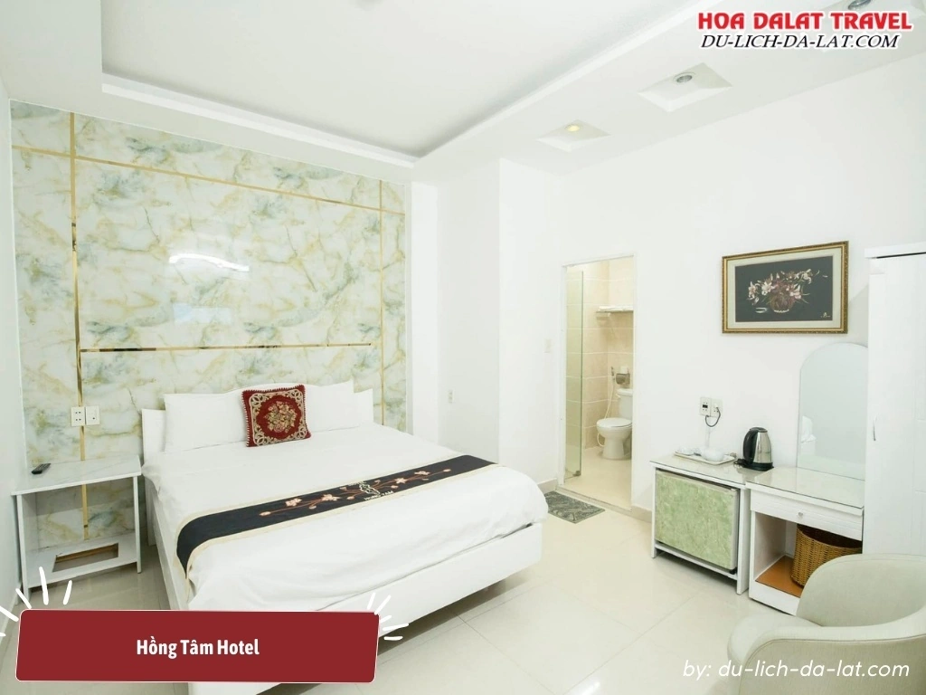 Phòng nghỉ Hồng Tâm Hotel hiện đại, ấm cúng được trang bị đầy đủ tiện nghi 