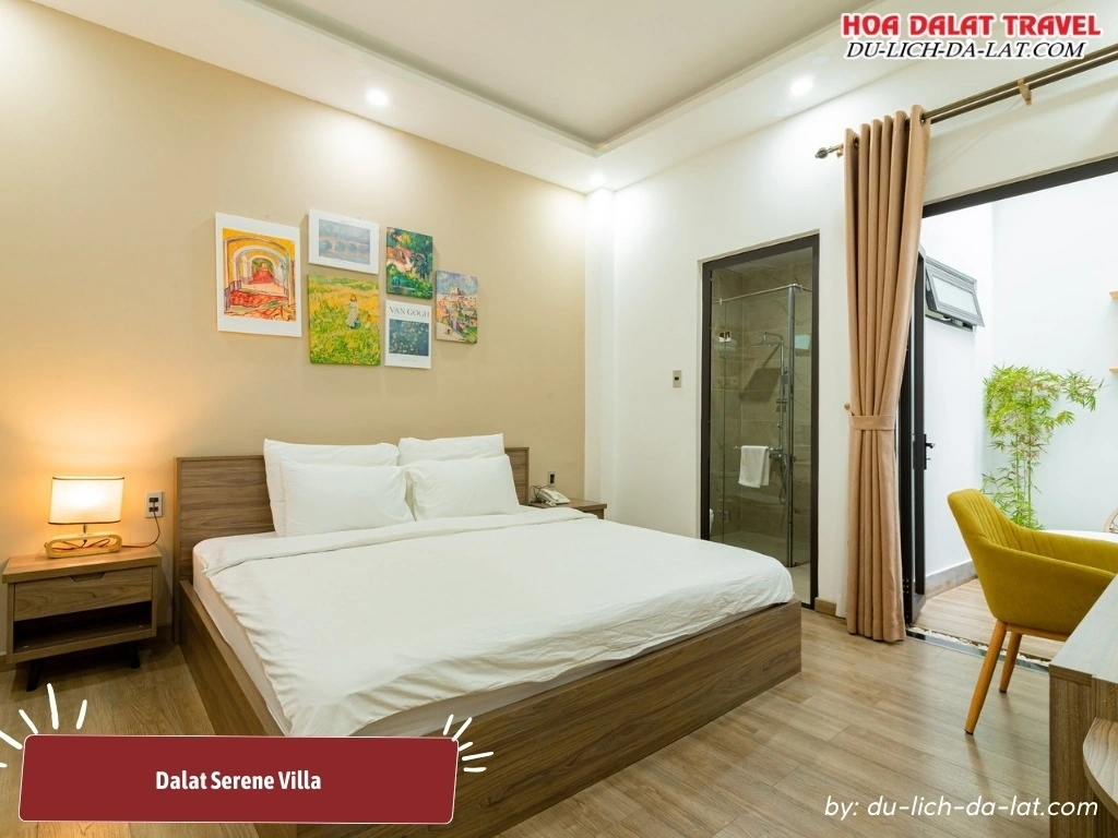 Phòng ngủ Dalat Serene Villa hiện đại với giường đôi lớn và cửa sổ rộng