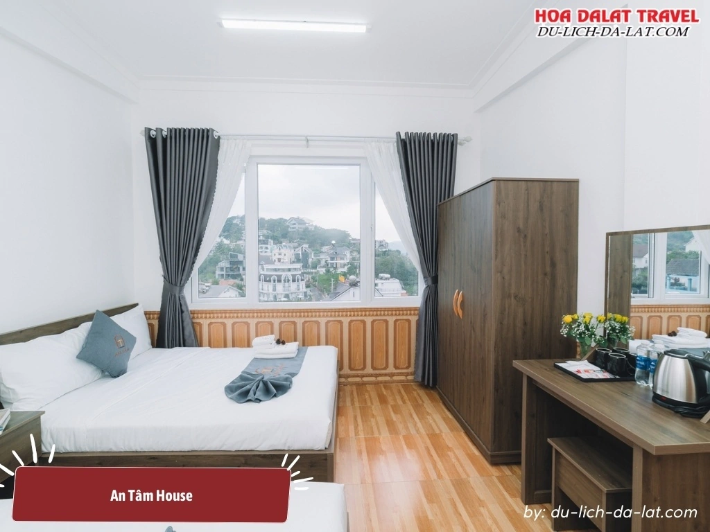 Phòng nghỉ tại AN TÂM House được trang bị tủ quần áo, phòng tắm riêng cùng tầm nhìn ra thành phố