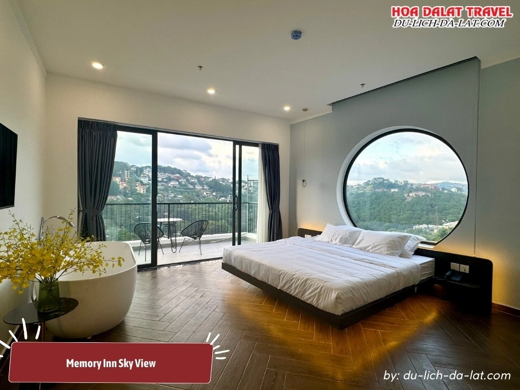 Phòng nghỉ Memory Inn Sky View với giường đôi, cửa sổ lớn nhìn ra toàn cảnh thành phố