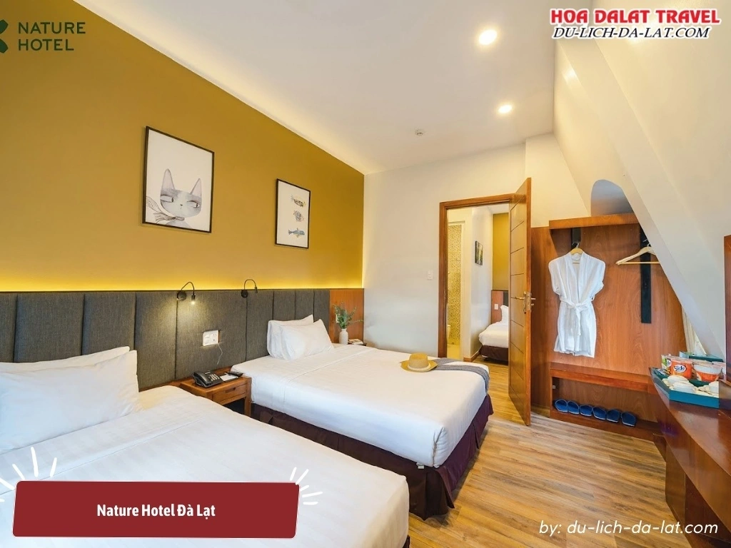 Phòng Nature Hotel trang bị 2 giường đơn, phù hợp cho 2 khách