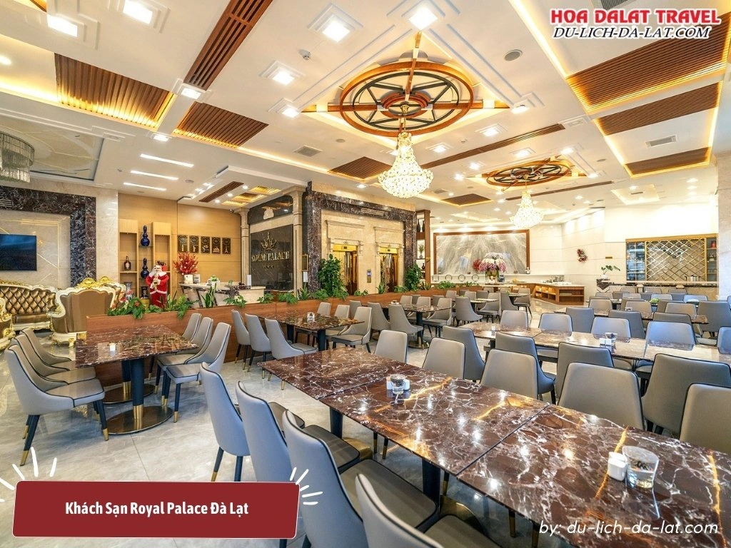 Nhà hàng ở Royal Palace Đà Lạt với sức chứa hơn 100 khách, phục vụ bữa sáng buffet đa dạng