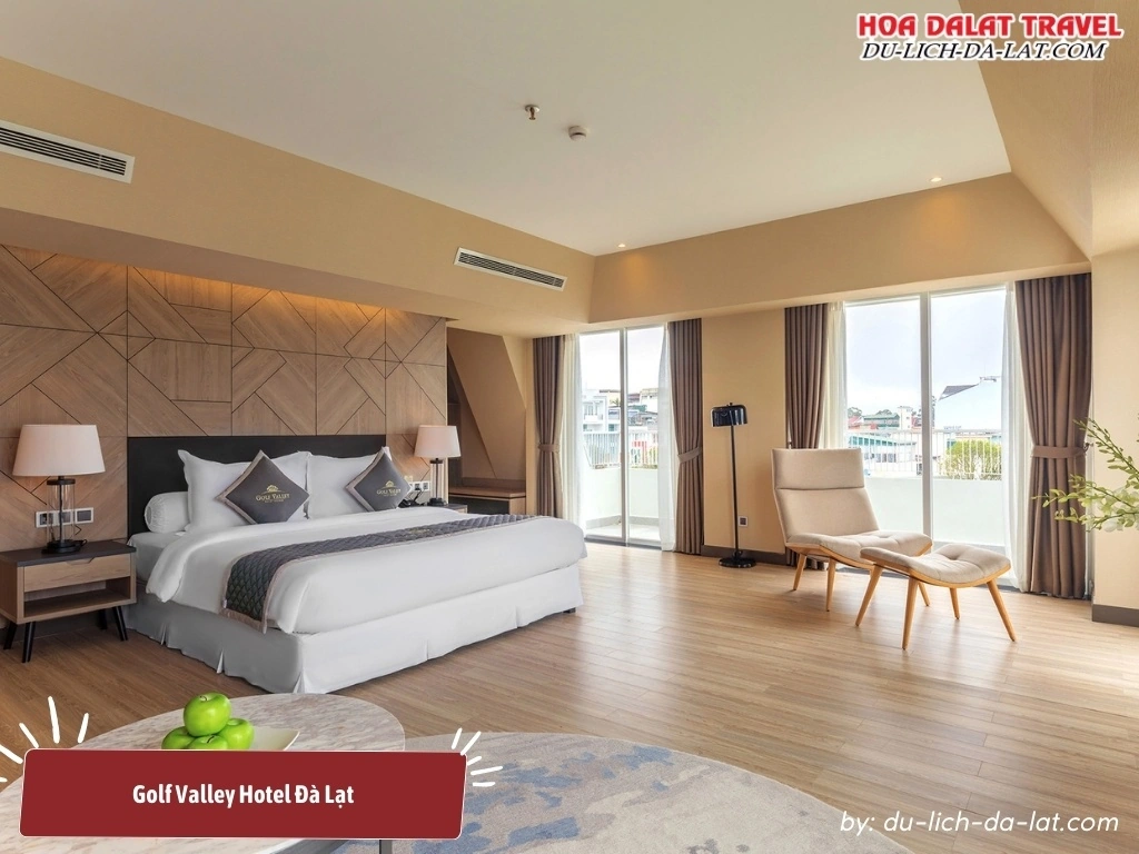 Phòng Golf Valley Hotel có ban công riêng và được trang bị tiện nghi cao cấp