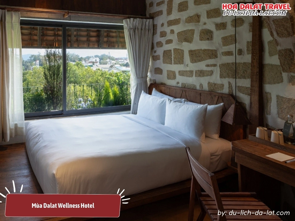 Phòng nghỉ Mùa Dalat Wellness Hotel tiện nghi với đầy đủ và cửa sổ view hướng vườn và thành phố