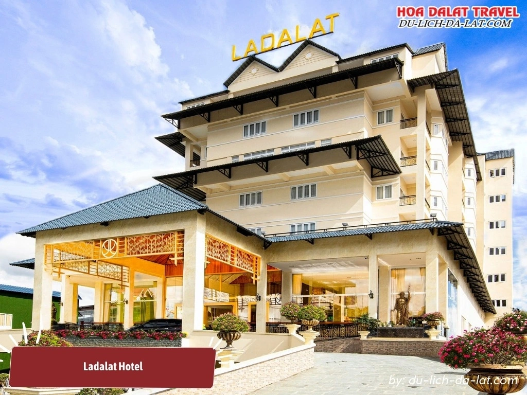 Ladalat Hotel là khách sạn 5 sao có kiến trúc bán cổ điển kết hợp hiện đại