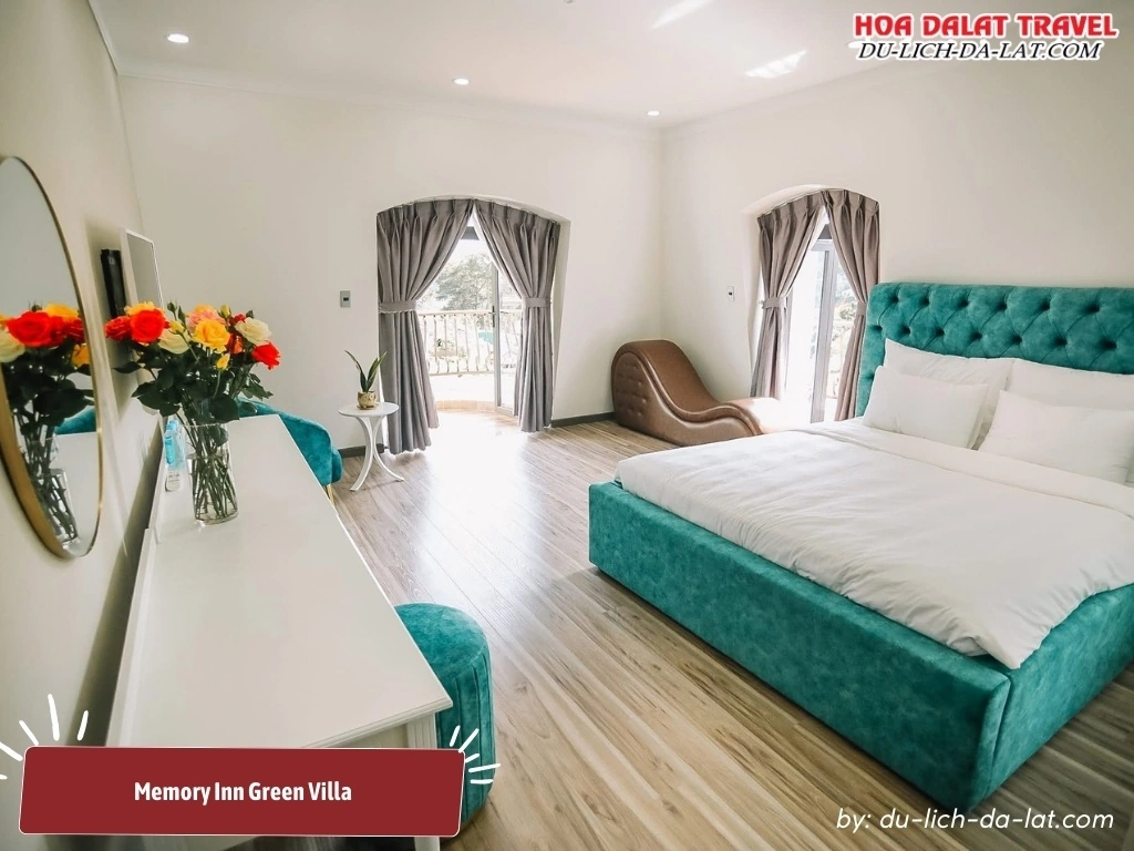 Phòng nghỉ hiện đại tại Memory Inn Green Villa với giường đôi, tiện nghi đầy đủ, ghế tình yêu, ban công