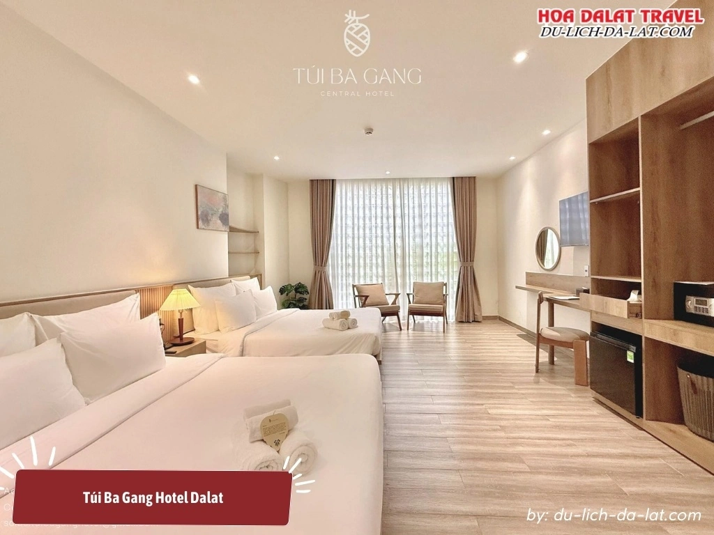 Phòng ngủ tại Túi Ba Gang Central Hotel rộng rãi với 2 giường đôi, trang trí tinh tế và cửa sổ lớn