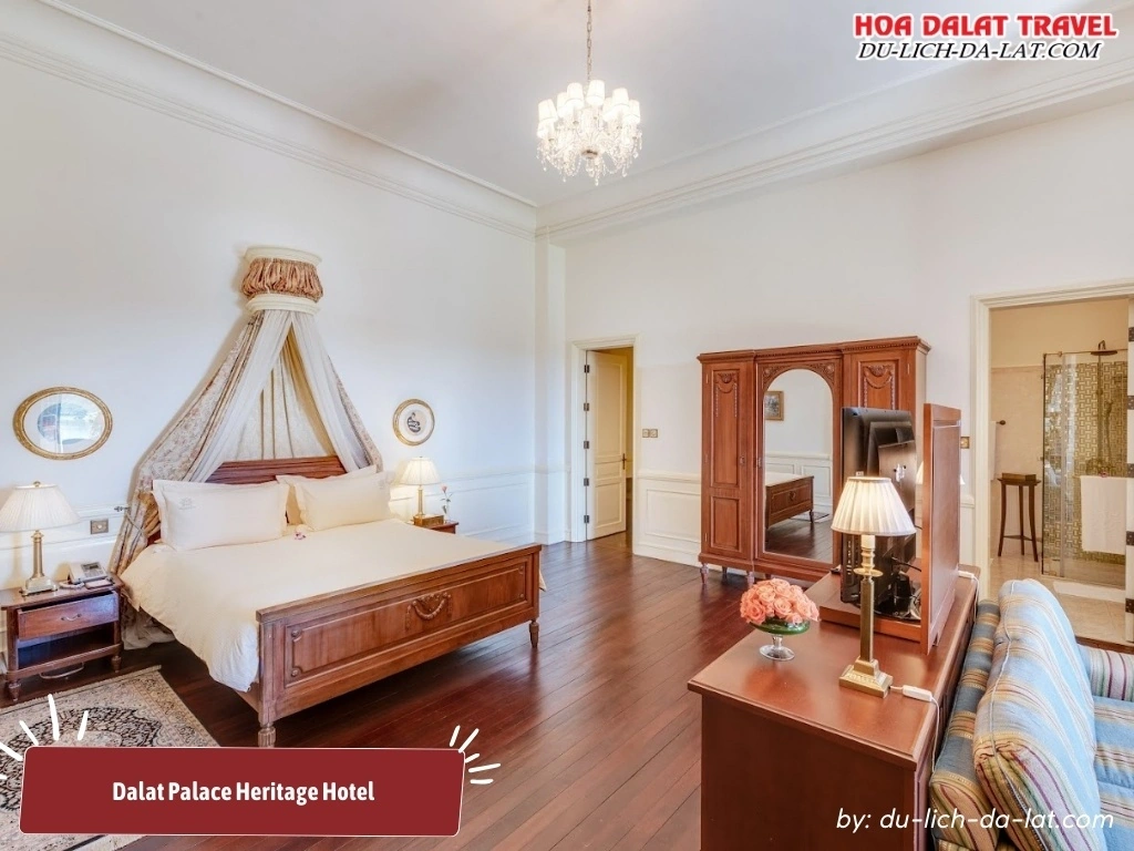 Phòng ngủ sang trọng với nội thất cổ điển tại Dalat Palace Heritage Hotel