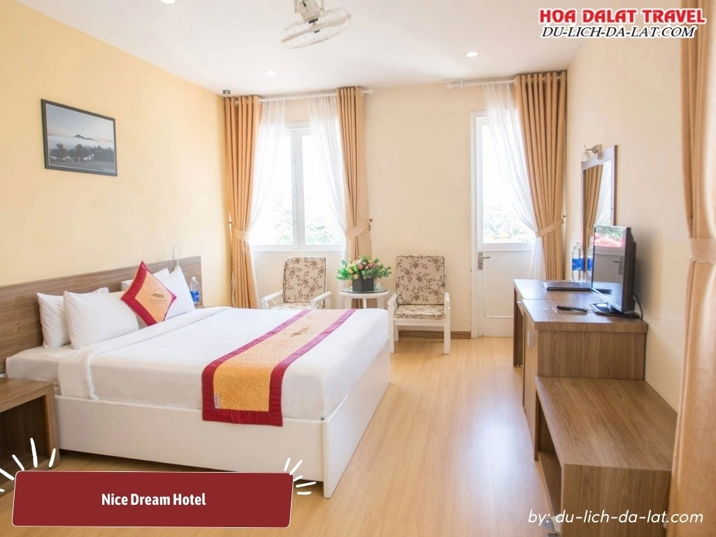 Phòng ở Nice Dream Hotel được trang bị hiện đại, với sàn gỗ trang trí tinh tế, mang lại cảm giác thoải mái