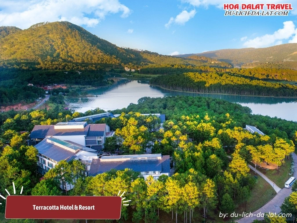 Terracotta Hotel & Resort Đà Lạt là khu nghỉ dưỡng 4 sao tọa lạc trên bán đảo ven hồ Tuyền Lâm