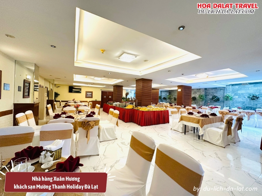 Nhà hàng Xuân Hương của hotel Mường Thanh Holiday Đà Lạt rộng rãi, sang trọng