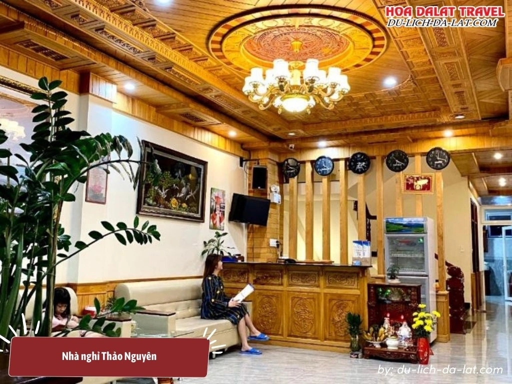 Sảnh lễ tân Nhà nghỉ Thảo Nguyên được trang trí đơn giản với nội thất gỗ ấm cúng