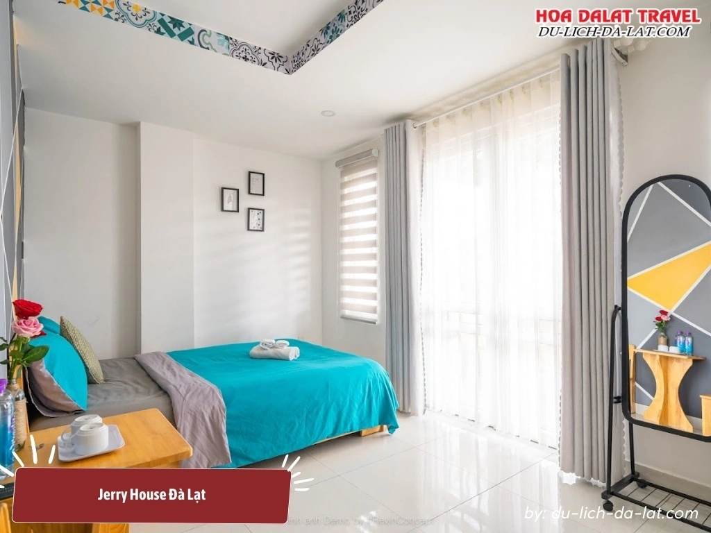 Phòng nghỉ ở Jerry House trang bị giường đôi lớn, không gian thoáng đãng và thư giãn