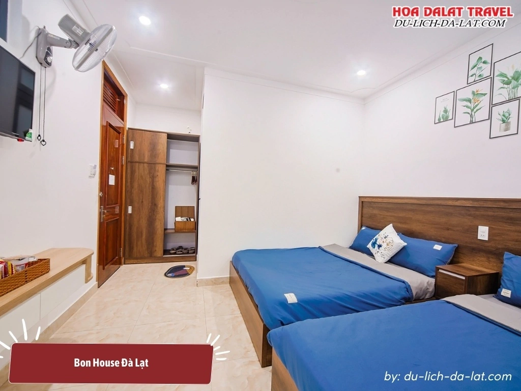 Phòng Bon House được trang bị đầy đủ tiện nghi như máy sấy, quạt, tivi, máy chiếu, sofa 