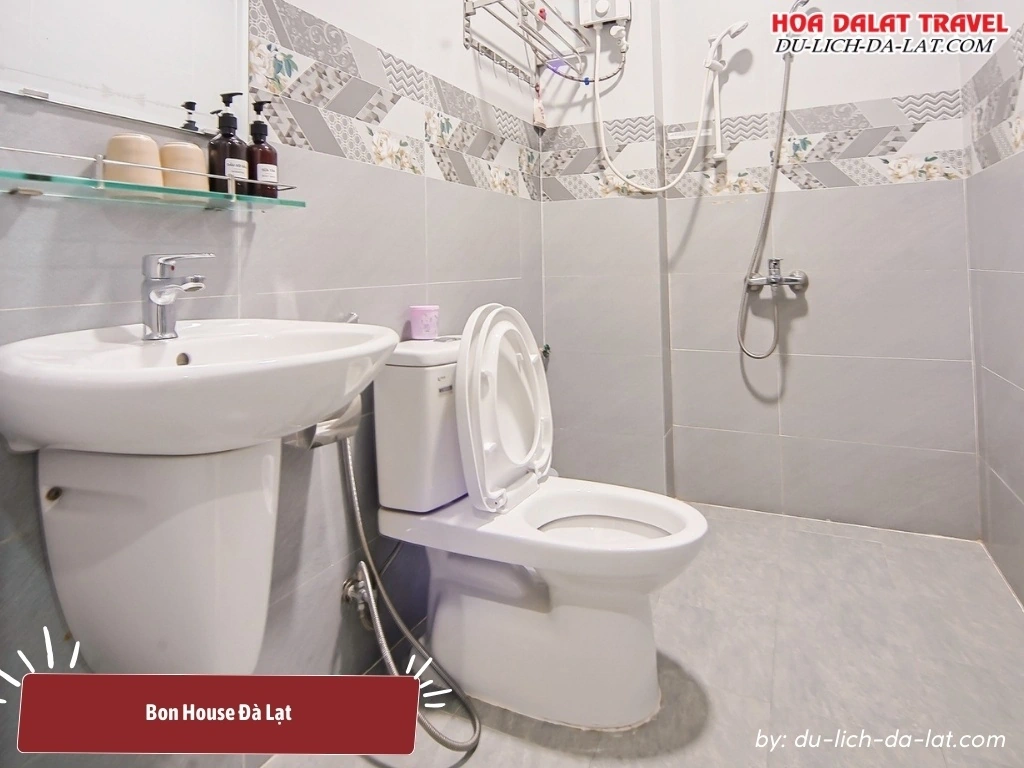 Phòng WC ở Bon House sáng sủa, sạch sẽ với nhiều tiện ích cho du khách