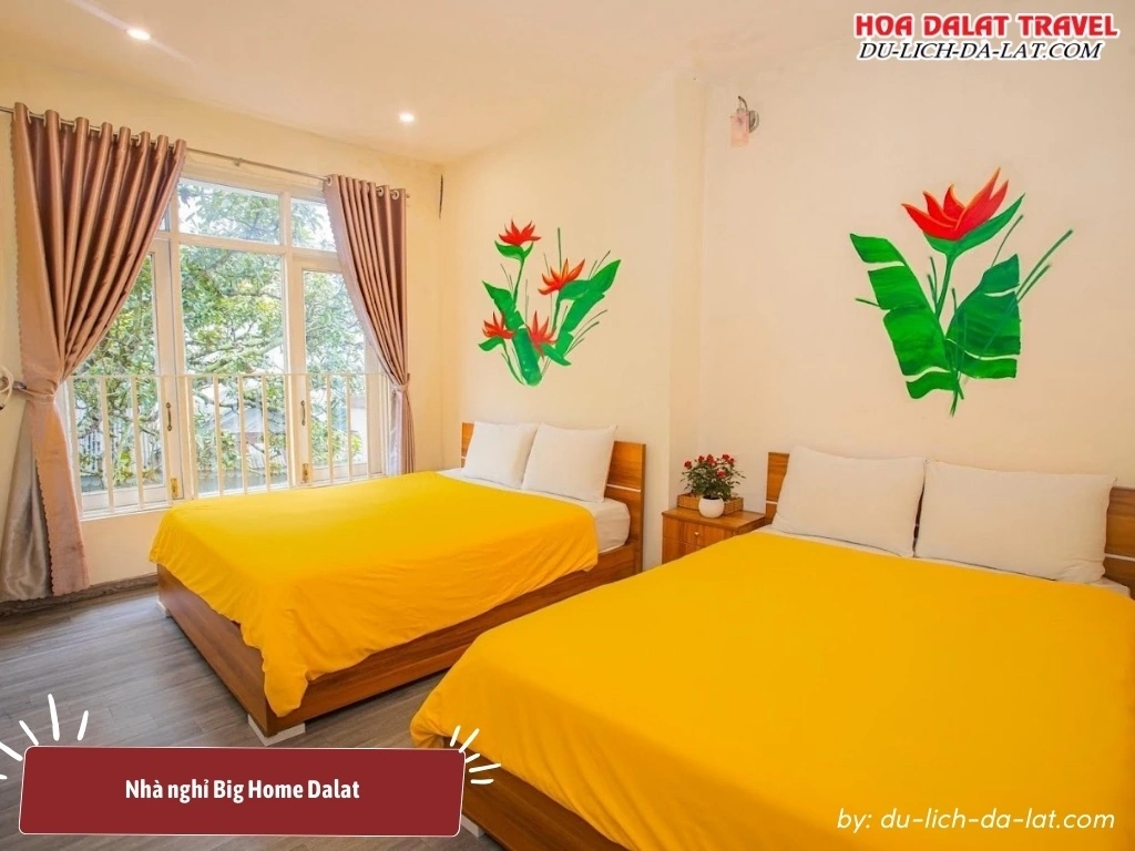 Phòng ngủ ở nhà nghỉ Big Home Dalat rộng rãi, trang trí đơn giản nhưng thoải mái