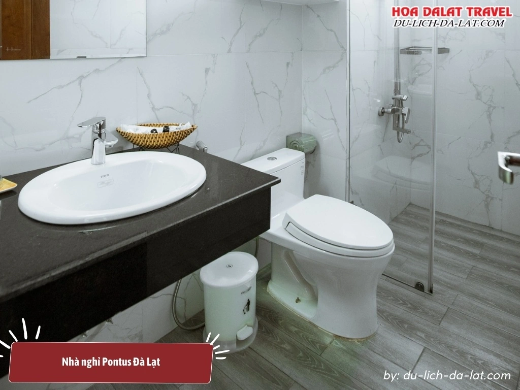 Phòng WC ở nhà nghỉ Pontus Đà Lạt sạch sẽ