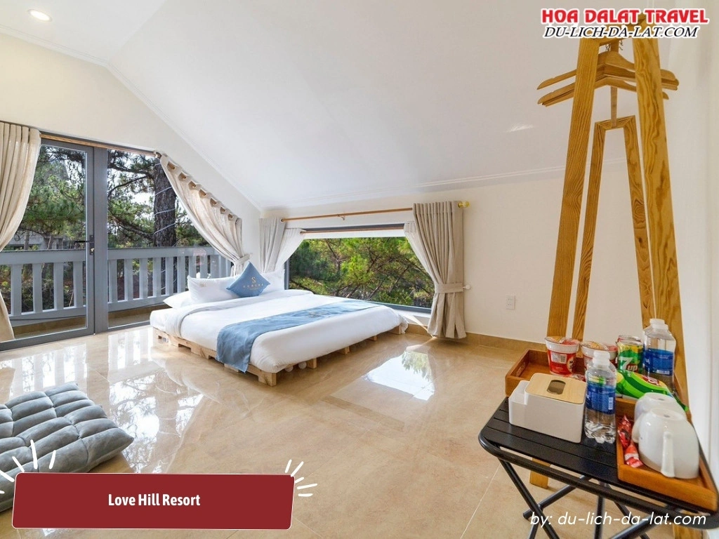 Phòng ở Love Hill Resort rộng rãi, được trang bị đầy đủ tiện nghi cùng ban công view đẹp